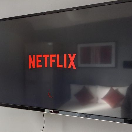 Alexandra Contractor House - Free Parking For Large Vans, Free Wifi & Netflix By Firoz Property Management 奥尔德肖特 外观 照片