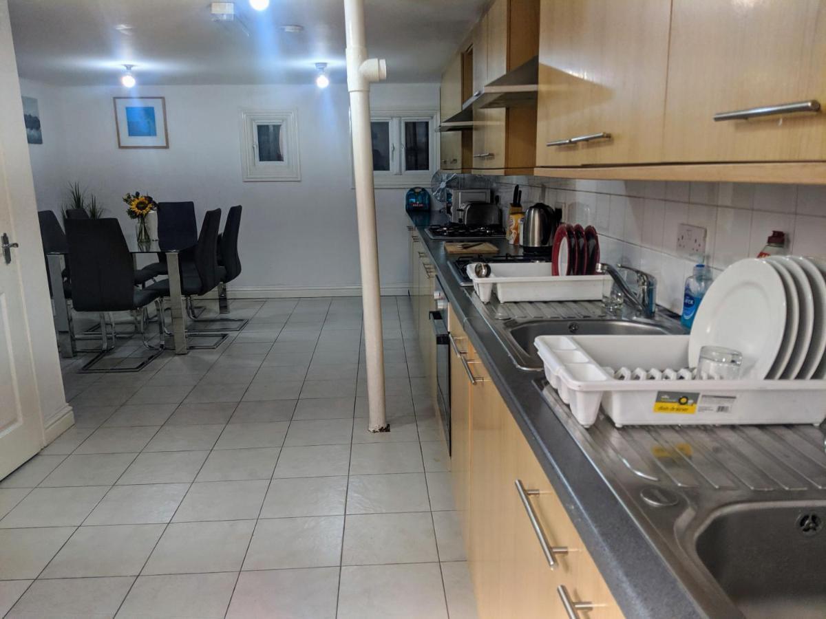 Alexandra Contractor House - Free Parking For Large Vans, Free Wifi & Netflix By Firoz Property Management 奥尔德肖特 外观 照片