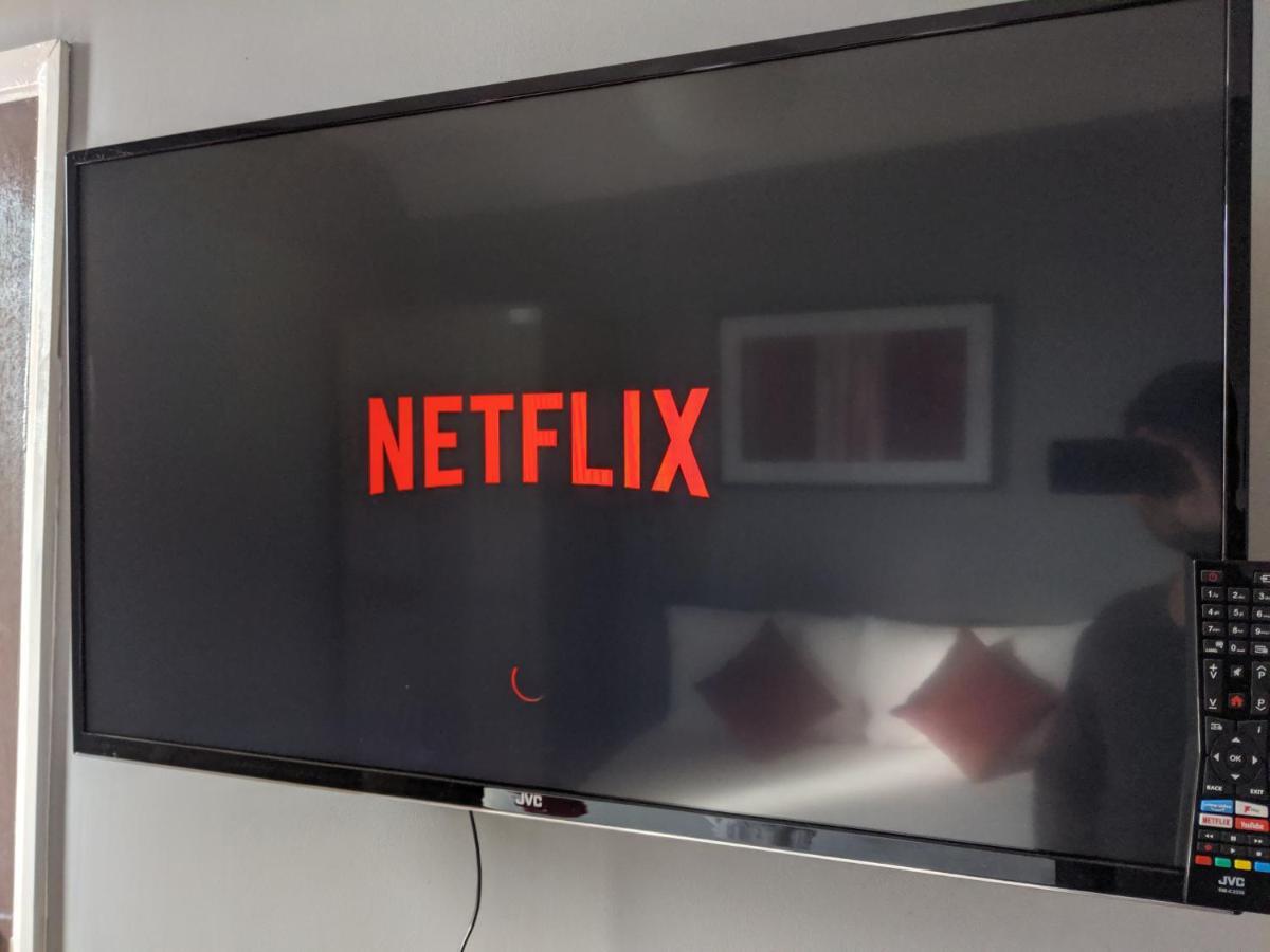 Alexandra Contractor House - Free Parking For Large Vans, Free Wifi & Netflix By Firoz Property Management 奥尔德肖特 外观 照片