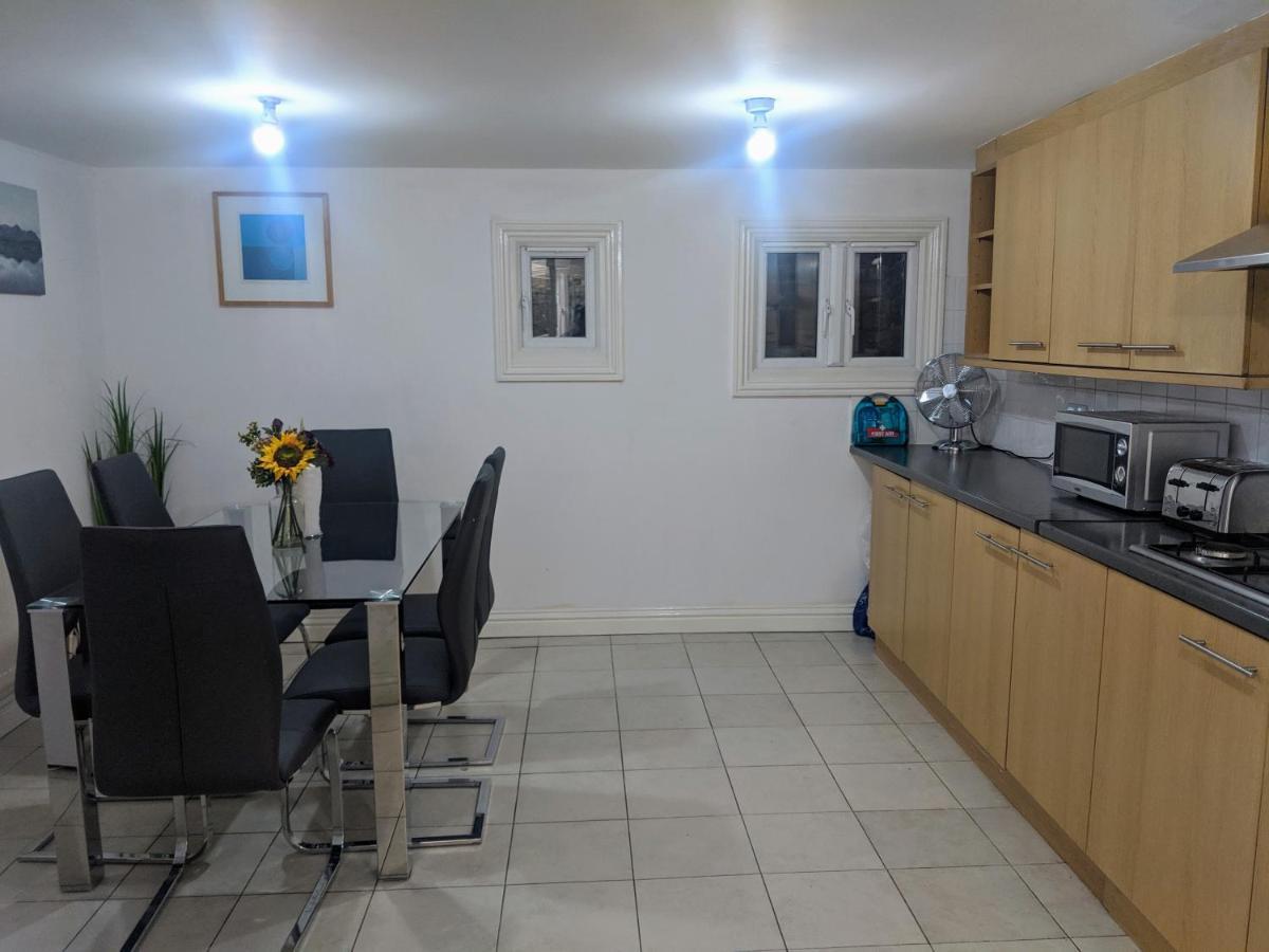 Alexandra Contractor House - Free Parking For Large Vans, Free Wifi & Netflix By Firoz Property Management 奥尔德肖特 外观 照片
